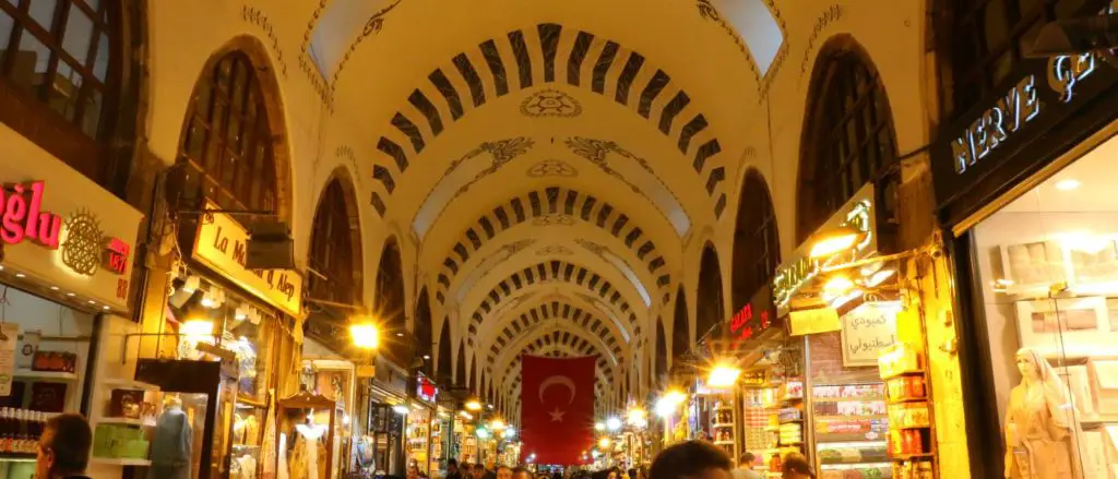 Sehenswürdigkeiten im Großen Basar von Istanbul, überdachte Marktgasse mit Geschäften.