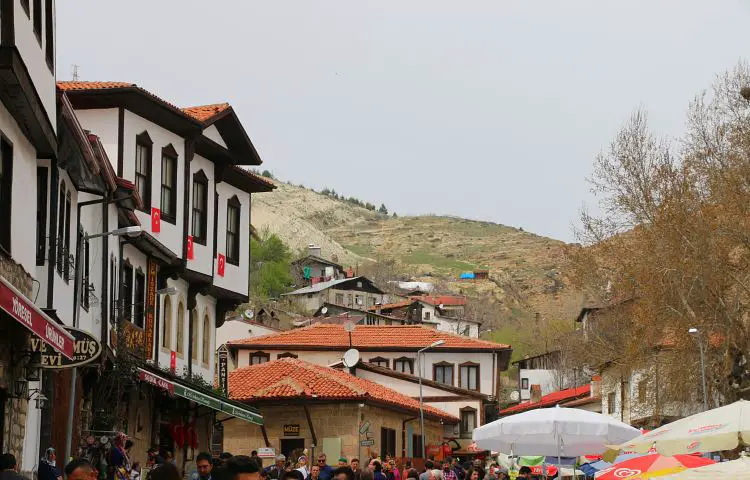 Straßen und osmanische Häuser im Dorf Beypazari