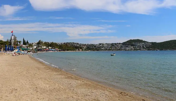 Sandstrand mit Blick auf das Meer