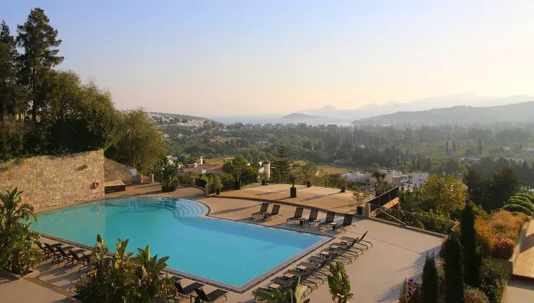 Outdoorpool mit Blick auf Bitez und Kos im Hintergrund.