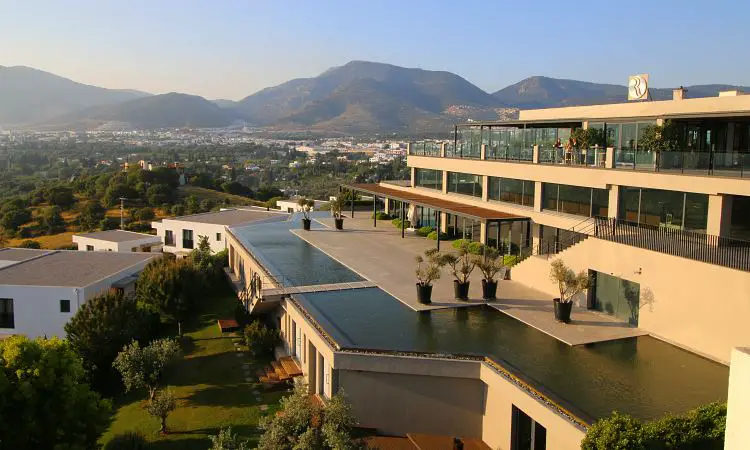 Restaurant und Meetingräume im Ramada Resort Bodrum mit Ausblick auf das darunterliegende Tal. 