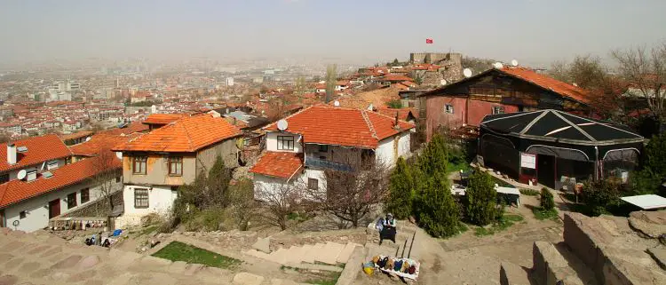 Sehenswürdigkeiten in der Altstadt von Ankara, mit der Burg und alten osmanischen Häusern.