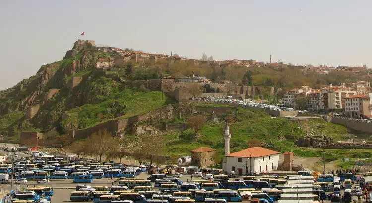 Busbahnhof mit blauen Dolmus Bussen und Blick auf den Burgberg