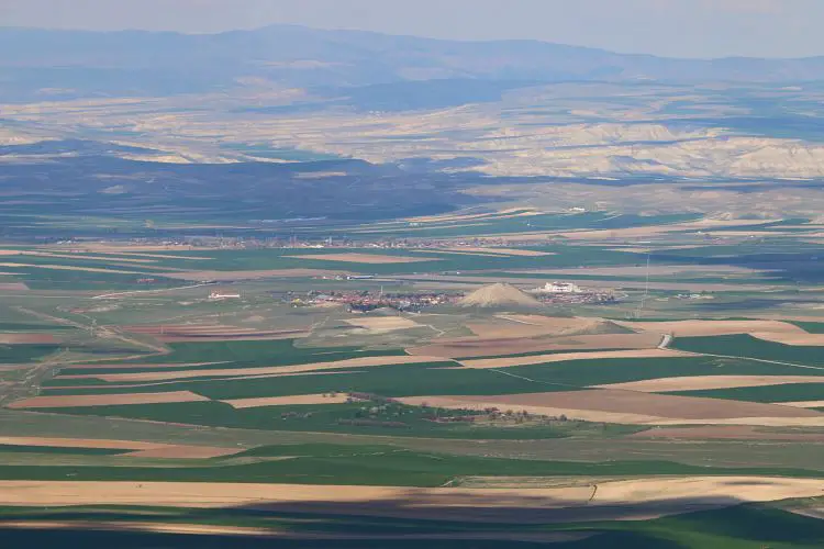 Ausblick auf Felder und Grabhügel. 