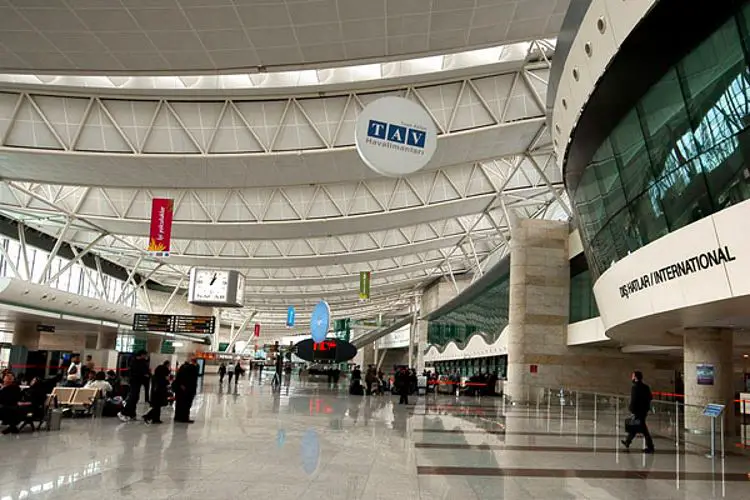 Innere eines Terminals des Flughafens