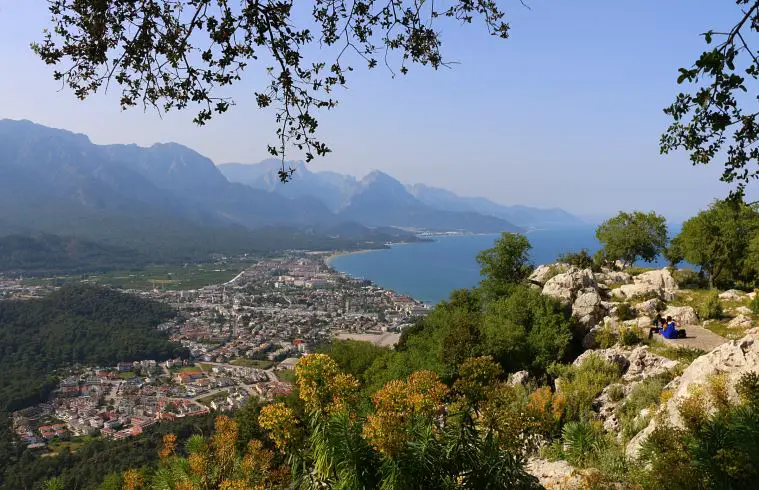 Landschaft am Meer in der Stadt Kemer, gesehen von einem Hügel. 