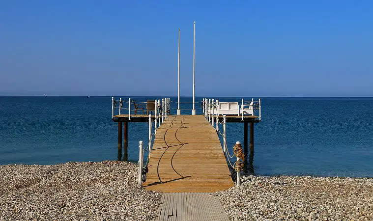 Steg am Meer im März