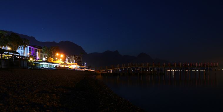 Strand in Kemer in der Nacht.