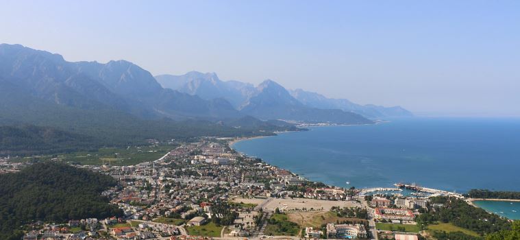 Kemer Stadt und das Meer