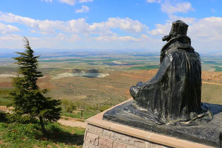 Sitzende Statue von Atatürk auf einem Hügel