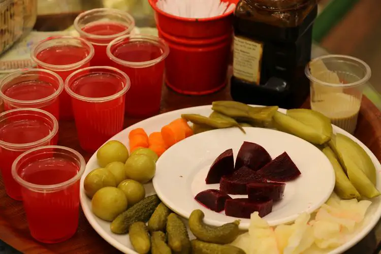 Sauer eingelegtes Gemüse und der Saft daraus zum Trinken