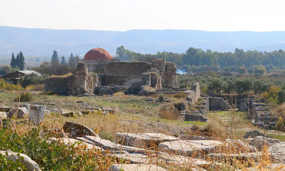 Blick auf die Ruinen und die Ilyas Bey Moschee im Hintergrund
