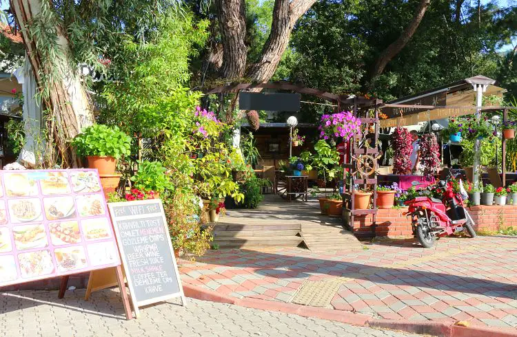 Restauranteingang mit bunten Schildern