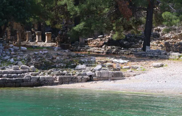 Strand und die Hafenmauern an der Marktstraße