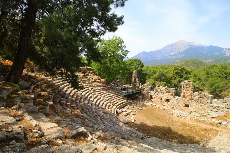 Römisches Theater mit Ausblick auf einen Wald und Berge