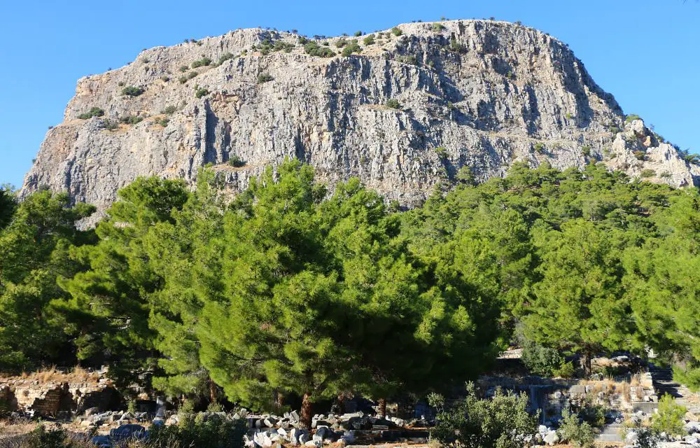 Blick von den Ruinen auf die Akropolis, oberhalb einer 200m hohen Felswand. 