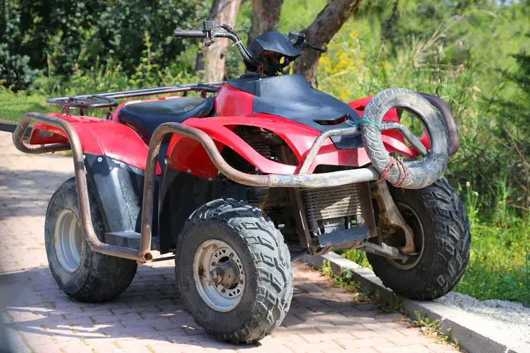 Rotes Quad am Straßenrand