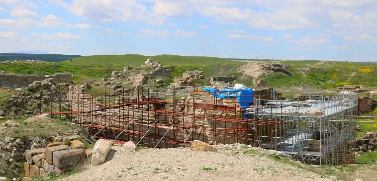 Rekonstruktionsarbeiten in den Ruinen von Gordion.