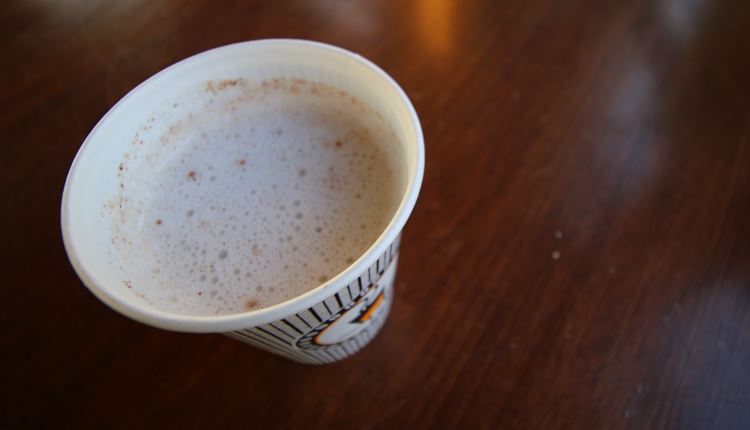 Becher mit Salep auf einem Tisch