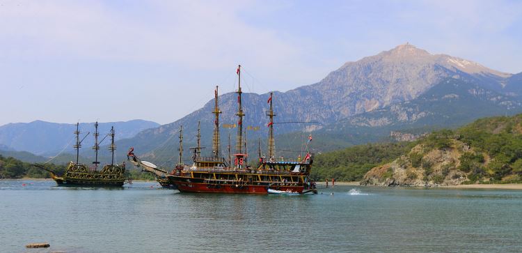 Schiffe im Westhafen von Phaselis