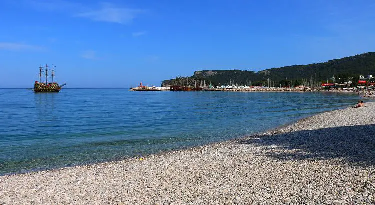 Steinstrand an der Marina von Kemer