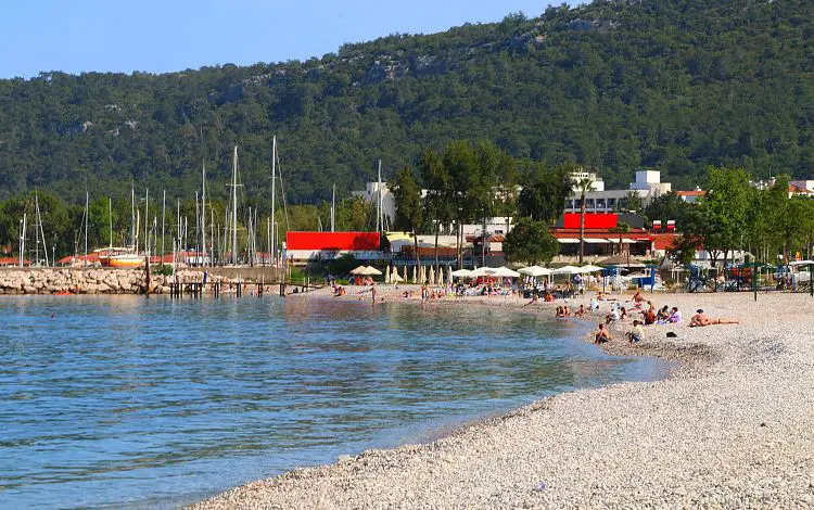 Steintrand mit Blick auf den Hafen