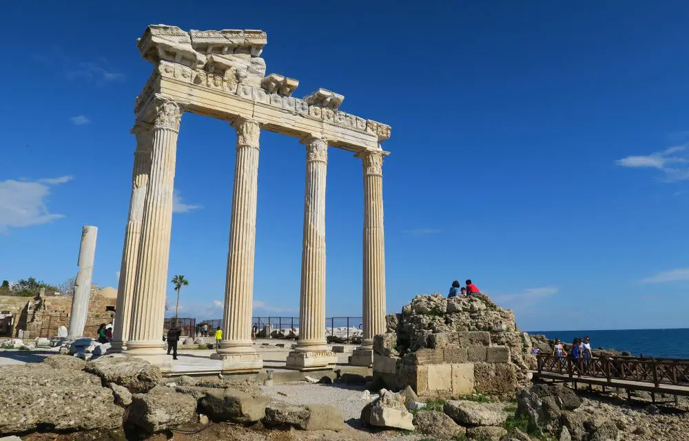 Die sechs weißen Säulen des Apollon Tempel in Side am Meer.