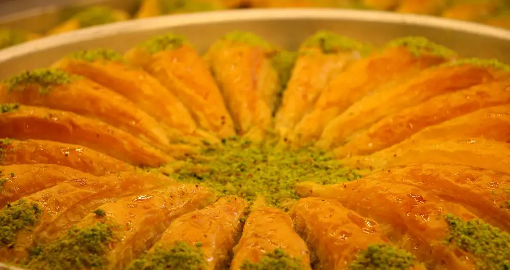 Baklave mit Pistazien auf einer großen Metallplatte