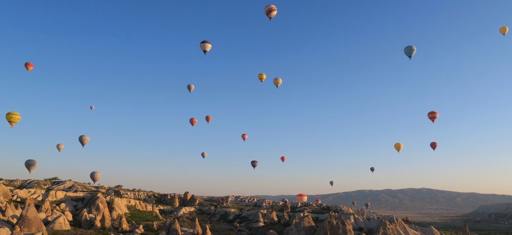 Dutzende Ballons am Himmel über Kappadokien am Morgen