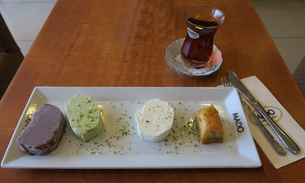 Drei Geschmacksrichtungen Dondurma mit einem Stück Baklava und Cay