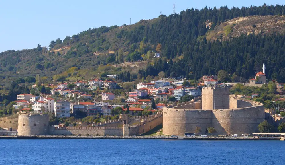 Festung am Meer, dahinter ist ein Hügel