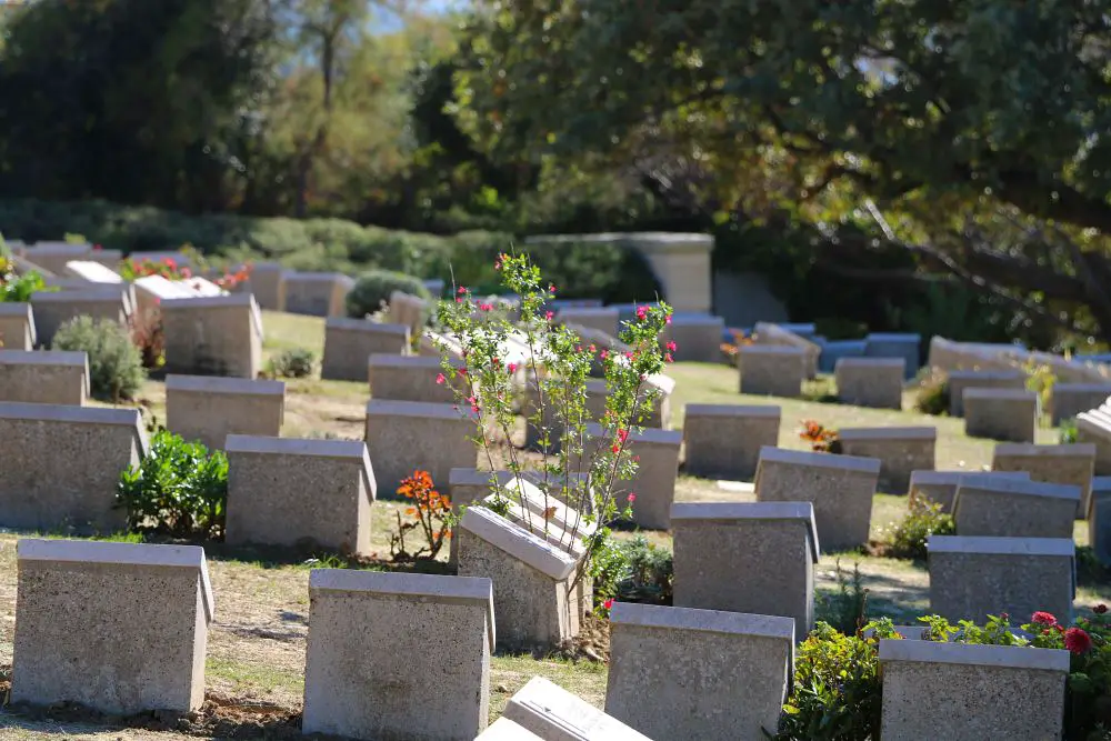 Grabsteine in einem Soldatenfriedhof