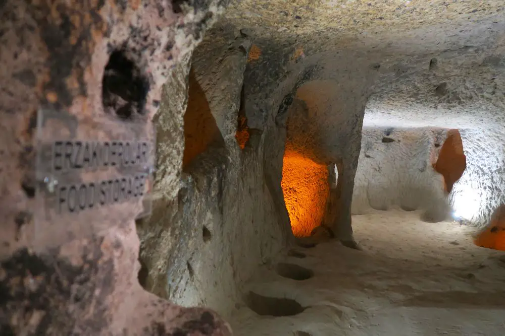 Raum in der Höhlenstadt Kaymakli mit Ablageflächen