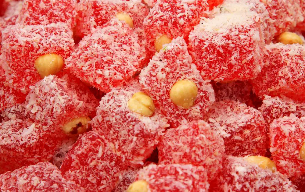 Lokum mit Rosengeschmack in roter Farbe