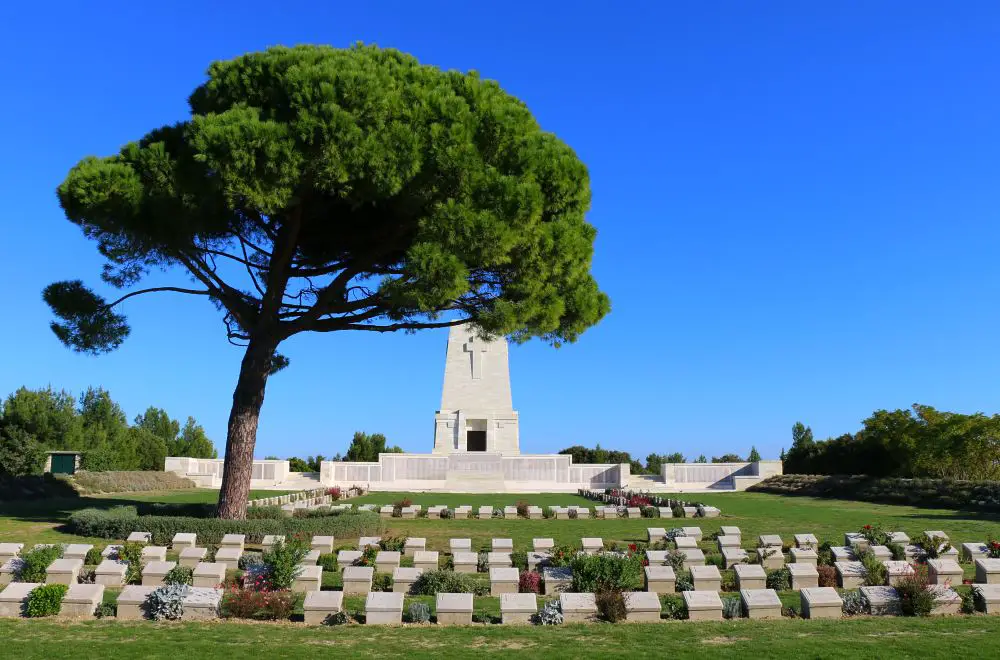 Lone Pine Denkmal mit Soldatengräbern 