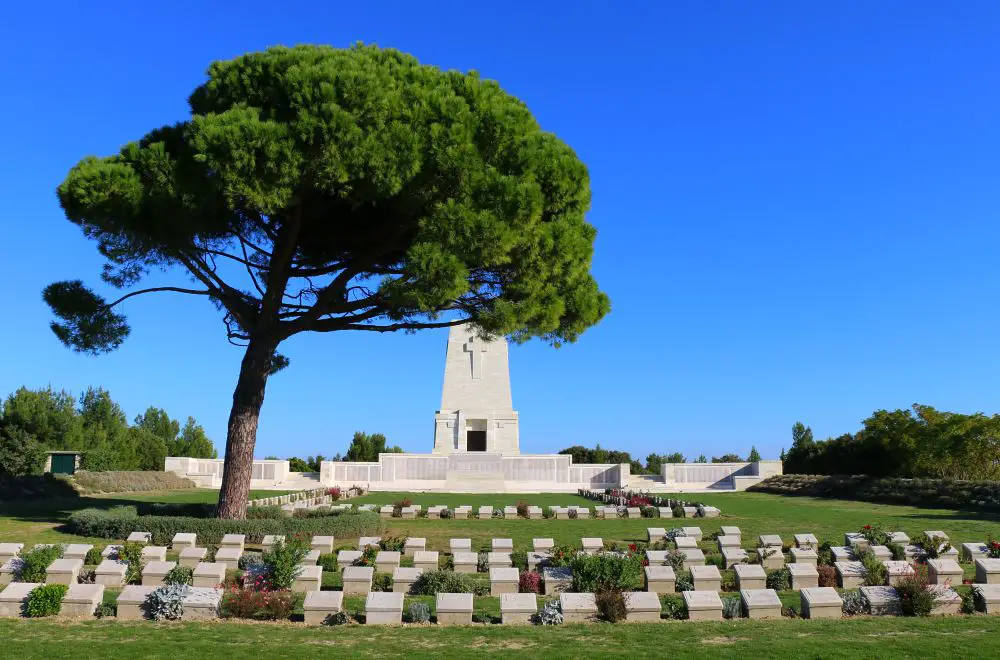 Lone Pine Denkmal mit Soldatengräbern