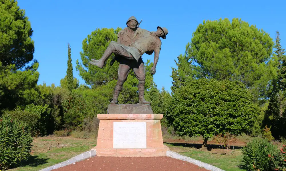 Statue eines Soldaten der einen anderen verwundeten Soldaten trägt. 