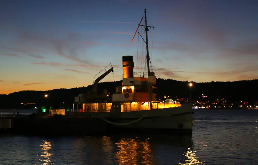 Minenleger Nusret in der Nacht im Hafen von Canakkele, Türkei