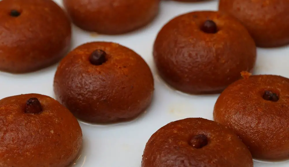 Viele kleine braune Sekerpare auf einem weißen Dessertteller