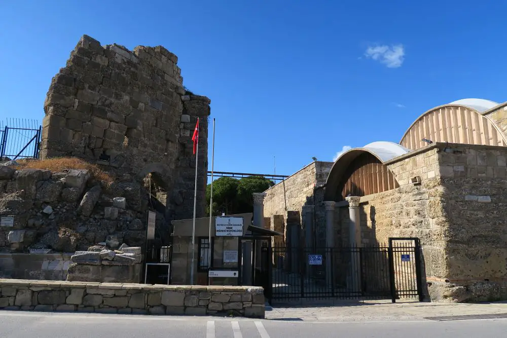 Eingang des Museum mit den Ruinen der römischen Bäder