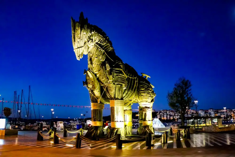 Nachbau des Trojanischen Pferd am Hafen von Canakkale in der Nacht