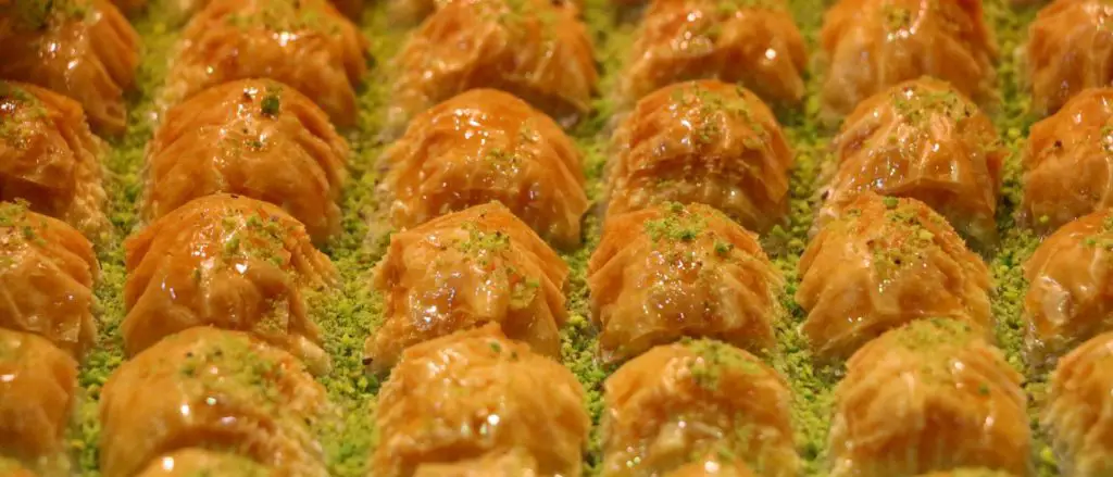 Türkisches Dessert Baklava in einer Auslage, mit Pistazien.