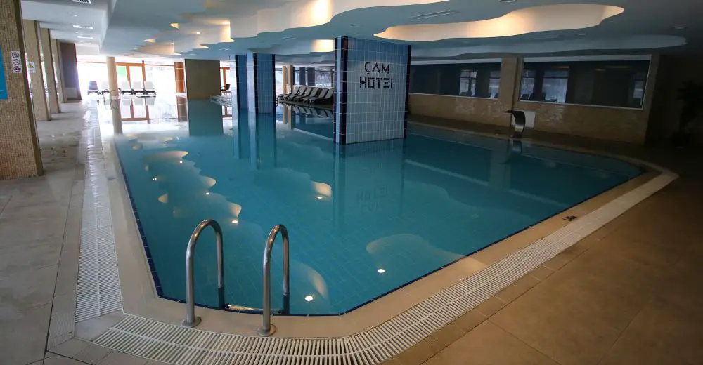 "Pool im Cam Hotel in Kicilcahamam"