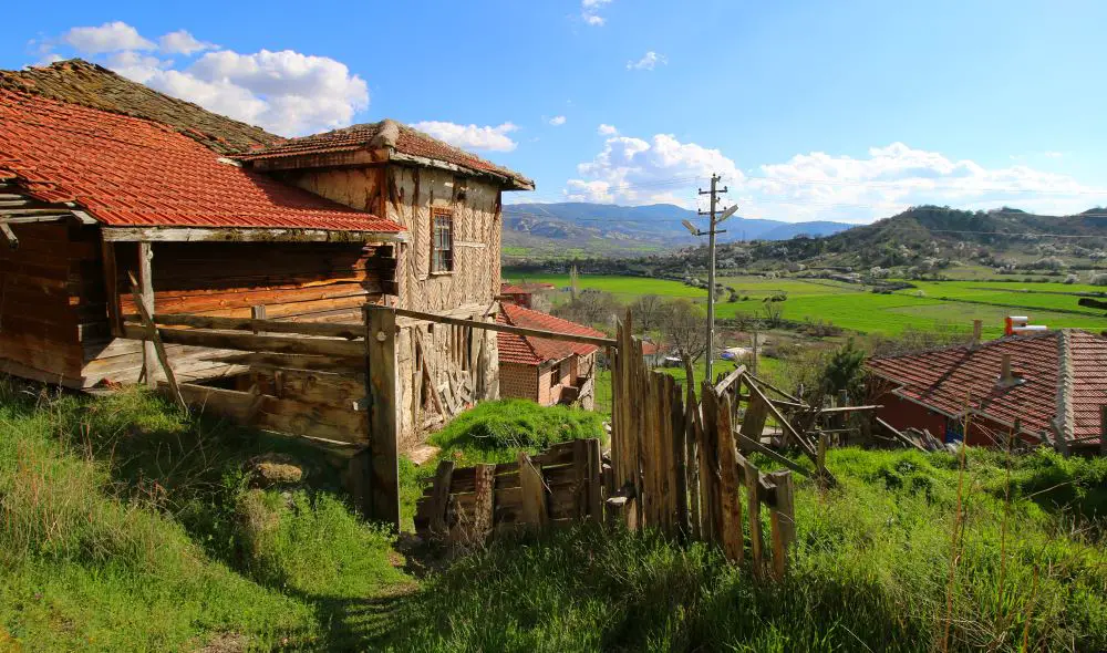 Holzhaus mit Blick au die grüne Landschaft