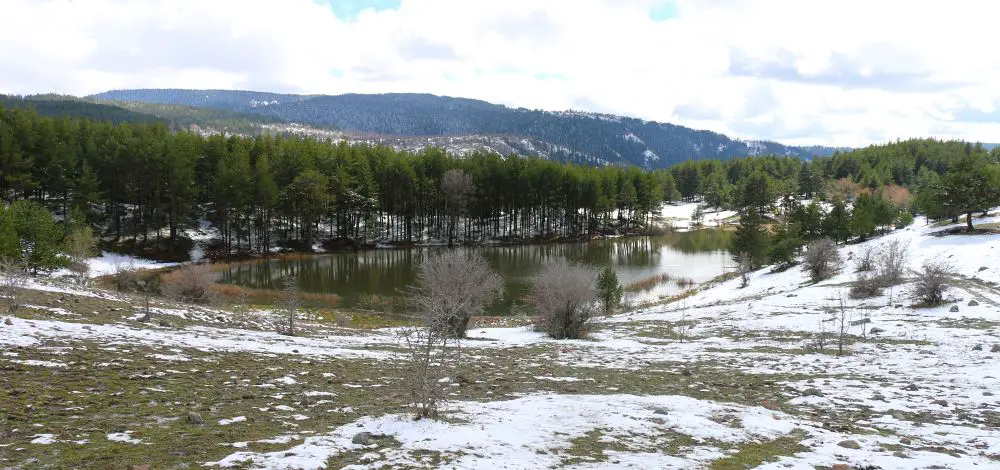 See Karagöl im Winter mit Schnee