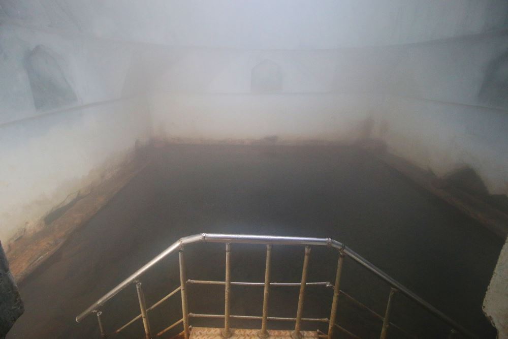 Nebeliger Raum eines Hamam mit Thermalwasser