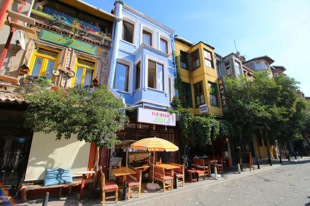 Bunten Häuser im Viertel Balat mit Cafes