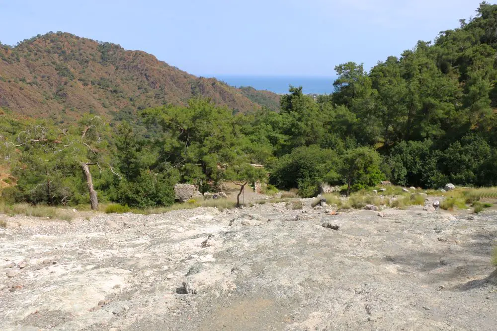 Ausblick vom Geröllfeld bei den Flammen auf den Olympos Beach und das Meer