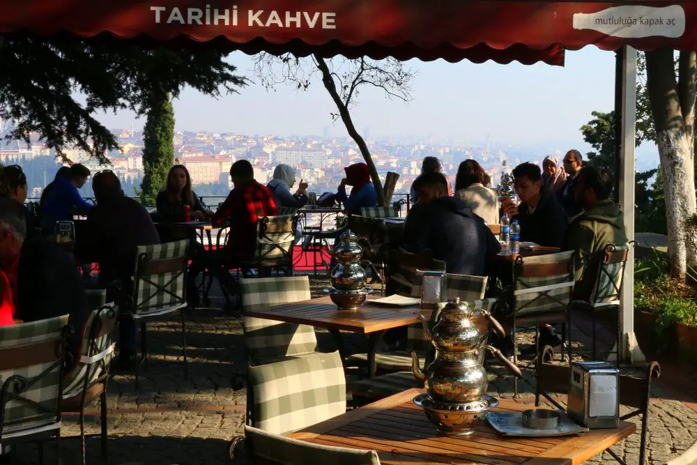 Terrasse mit Ausblick des Tarihi Kahve am Pierre Loti Hügel