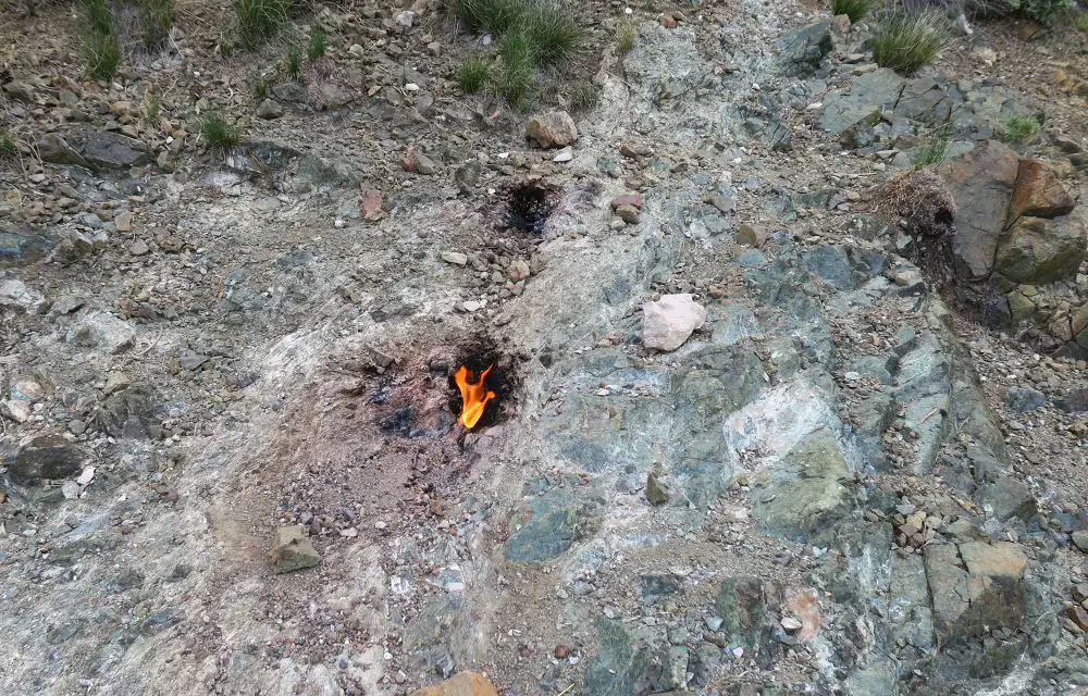 Flamme der Yanartas Chimaira tritt aus einem Felsen aus. 